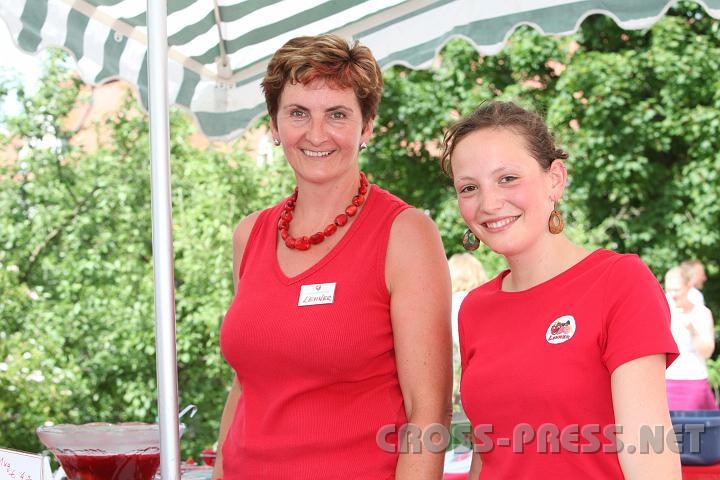 2010.06.11_15.40.16.jpg - Erdbeerg�rtnerin Elisabeth Lehner, hier mit Studentin Julia als Helferin, bot k�stlichen Punsch und Shakes aus den herrlichen Fr�chten.