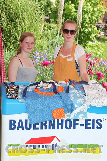 2010.06.11_16.06.28.jpg - Neben Eis vom Bauernhof zur Abk�hlung, verkauften die jungen Damen selbstgen�hte Taschen f�r den Garten.  :)