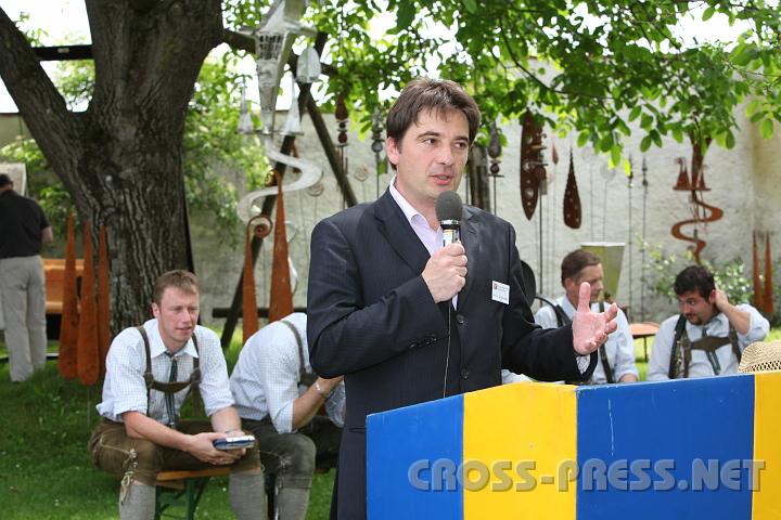 2010.06.11_13.35.51.jpg - Der Gesch�ftsf�hrer der N� Gartenplattform "Die G�rtner Nieder�sterreichs", Franz Gruber MSc, hielt eine hochethische Festrede, um welche ihn auch mancher Pfarrer beneiden k�nnte.   Es ging dabei vor allem um die Bedeutung der Nachhaltigkeit die er mit treffenden biblischen, benediktinischen und p�pstlichen Zitaten untermauerte.