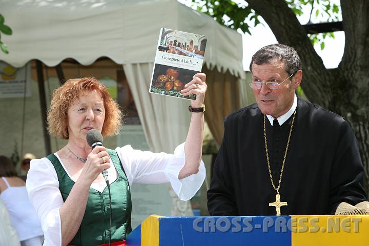 2010.06.11_13.58.51.jpg - Die Autorin des au�ergew�hnlichen Kochbuches "Gesegnete Mahlzeit" berichtet �ber die Entstehungsgeschichte und die Schwerpunkte des Bandes.