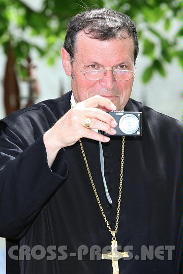2010.06.11_14.04.11.jpg - P.Berthold ist neben seinem verantwortungsvollen Amt als Abt ein begeisterter und talentierter Fotograf.  Mit dieser Kamera knipste er im Hofgarten die Speisenbilder f�r das Buch. So entstanden authentische Fotos ganz ohne "Foodstudio" und teuren Stylisten.