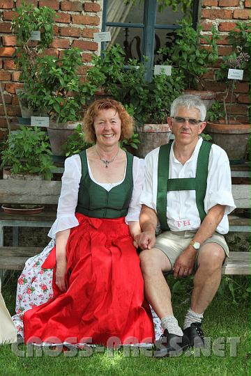 2010.06.11_14.46.56.jpg - Neben jeder erfolgreichen Frau sitzt ein guter Ehemann: Irmengard M. Hofmann, Kochbuchautorin und Lehrerin aus Niederbayern, mit ihrem Ehemann Franz.
