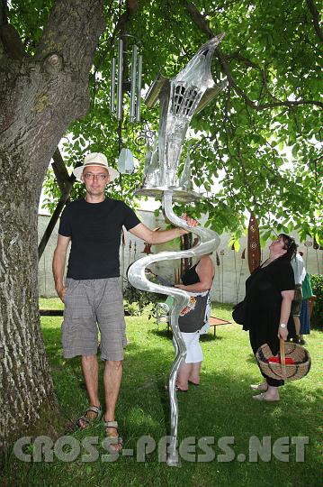 2010.06.11_14.52.54_01.jpg - Werner Lackner aus der Steiermark bei seinem M�rchenh�uschen aus poliertem Edelstahl.