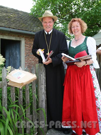 2010.06.11_14.57.23.jpg - Abt Berthold und Autorin Irmi bei der inoffiziellen Signierstunde vor dem alten D�rrh�uschen..