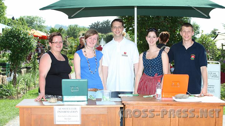 2010.06.11_16.15.01.jpg - Das junge Empfangsteam am Eingang zum Hofgarten mit Frater Andreas (Mitte), dem Gastmeister des Stiftes.