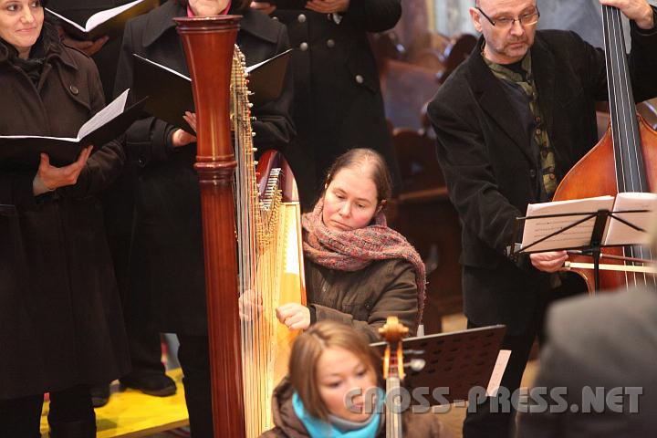 2010.12.19_16.13.06.jpg - Julia Reth ist eine �u�erst talentierte Harfinistin.