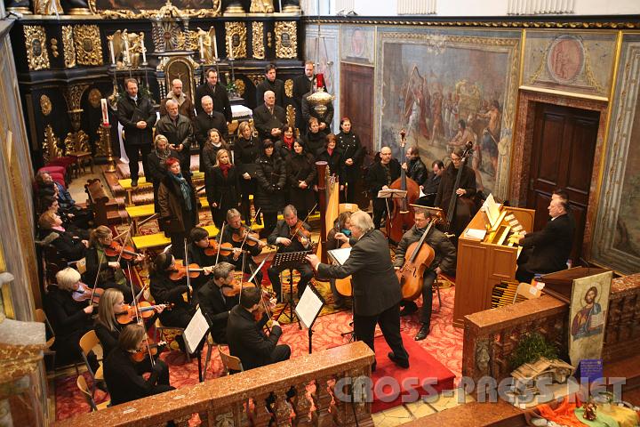 2010.12.19_16.38.50_01.jpg - Gekonnt spornt Chorleiter und Dirigent Anton Steingruber die Musiker dazu an,  jede feinste Gef�hls- und Tonnuance herauszuholen.