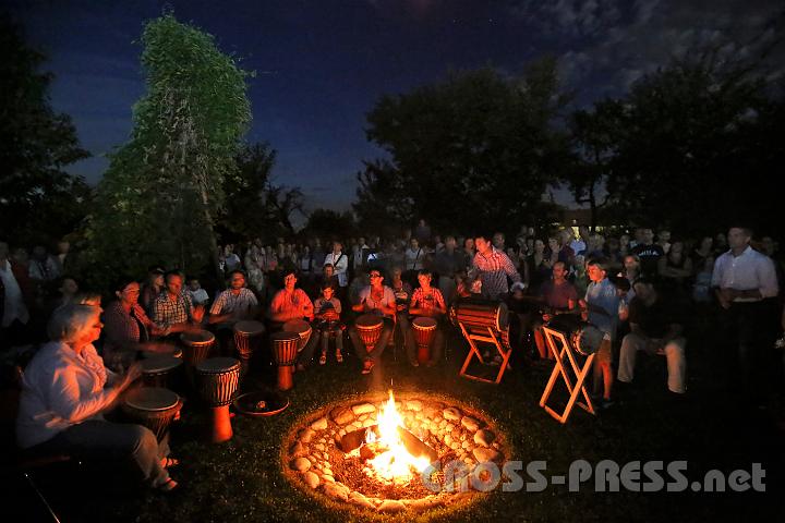 2012.08.02_21.57.36.jpg - Drum-Session, eingetaucht ins Licht des Lagerfeuers und des aufgehenden Mondes.