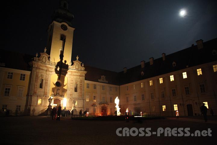 2012.10.25_19.52.02.jpg - Das erste, was die Besucher zu sehen bekamen, war die eindrucksvoll auf den Turm der Stiftskirche projizierte Statue der Brunnenmadonna.