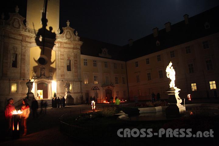 2012.10.25_19.53.33.jpg - Der Stiftshof "ins Licht gerückt".