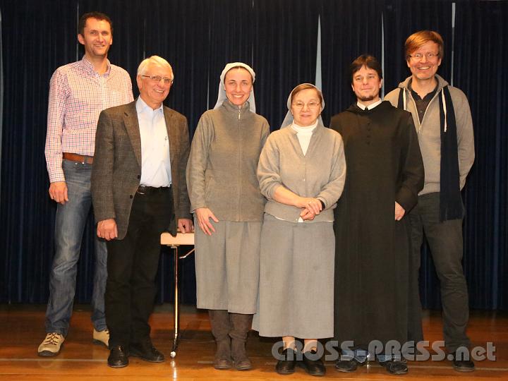 2013.12.13_21.32.49.jpg - Nach der abendlichen Filmvorführung im Theatersaal, v.l.n.r.: Regisseur und Produzent Helmut Manninger (Gloriafilm), Franz Deinhofer (Bgm. von Seitenstetten), Schwester Michaela Gehart FMM, Schwester Oberin Theresia Schwentner, Pater Florian Ehebruster und Michael Cencig (Metafilm).
