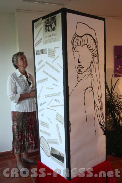 2014.09.28_17.37.27.jpg - Schülerprojekt bei der Friedensausstellung