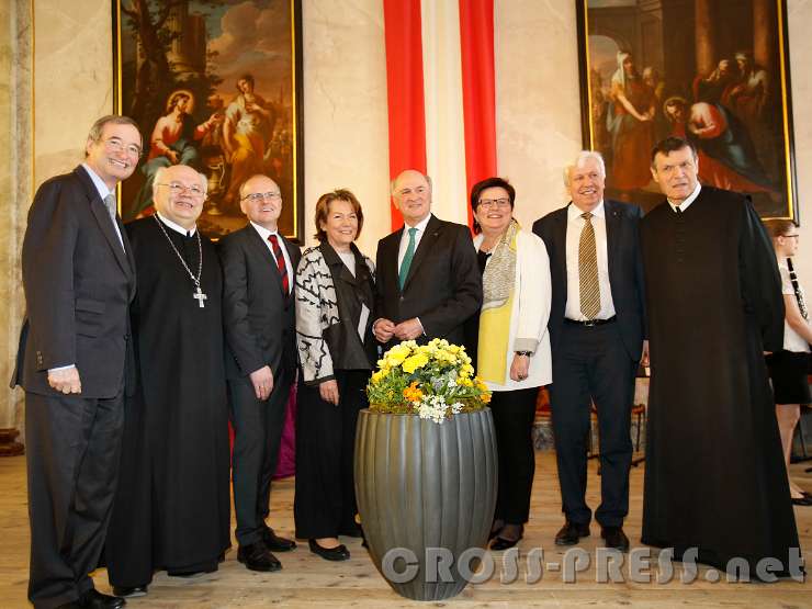 2016.04.01_10.31.22.JPG - Dr. Christoph Leitl (Wirtschaftskammer-Präsident),  Abt Petrus Pilsinger, Bürgermeister Johann Spreitzer von Seitenstetten, BR KommR Sonja Zwazl (Präsidentin der Wirtschaftskammer Niederösterreich), Landeshauptmann Dr. Erwin Pröll, LAbg. Michaela Hinterholzer (Obfrau des Tourismusverbandes Moststrasse), Mag. Johann Heuras (Landesschulratspräsident) und Altabt Berthold Heigl.
