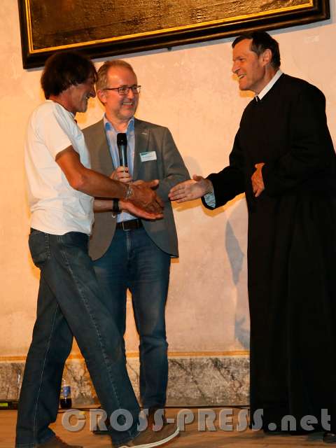 2016.09.29_21.48.52.JPG - Altabt Berthold bedankt sich bei Kammerlander nach seiner interessanten Präsentation.