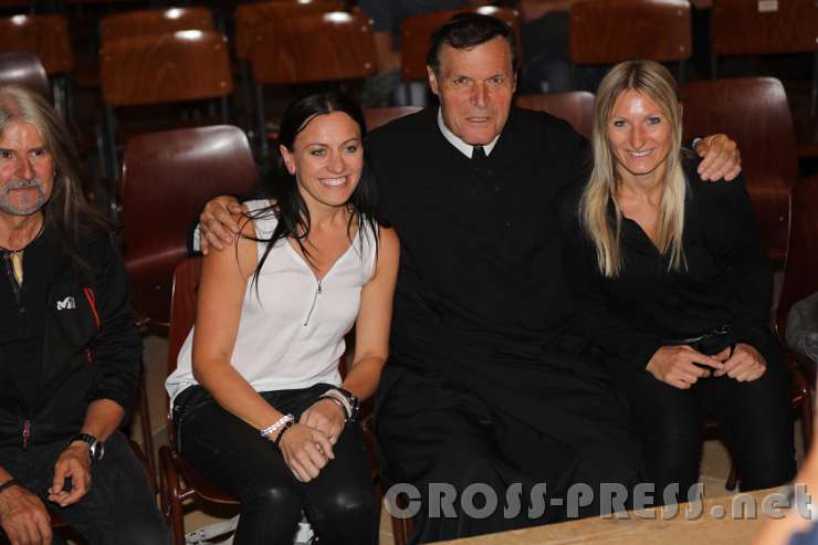 2016.09.29_21.54.55.JPG - Altabt Berthold mit seinen Nichten, die mit Hans oft Bergsteigern waren.