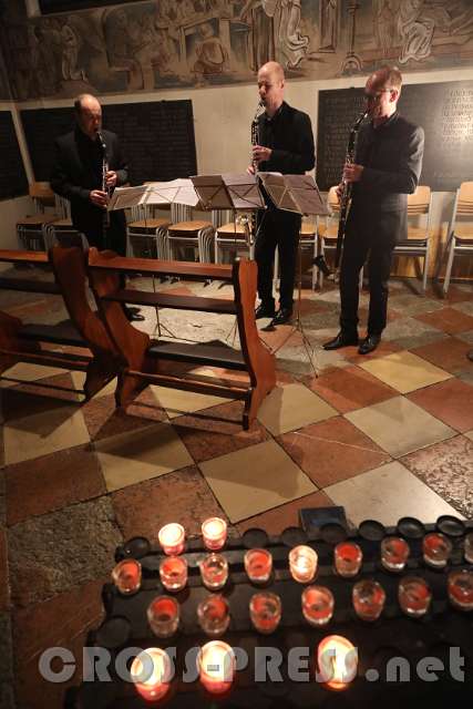 2017.04.29_20.11.49.jpg - Die Ouvertüre spielte das Ensemble "bassetto a tre" in der Seitenkapelle.