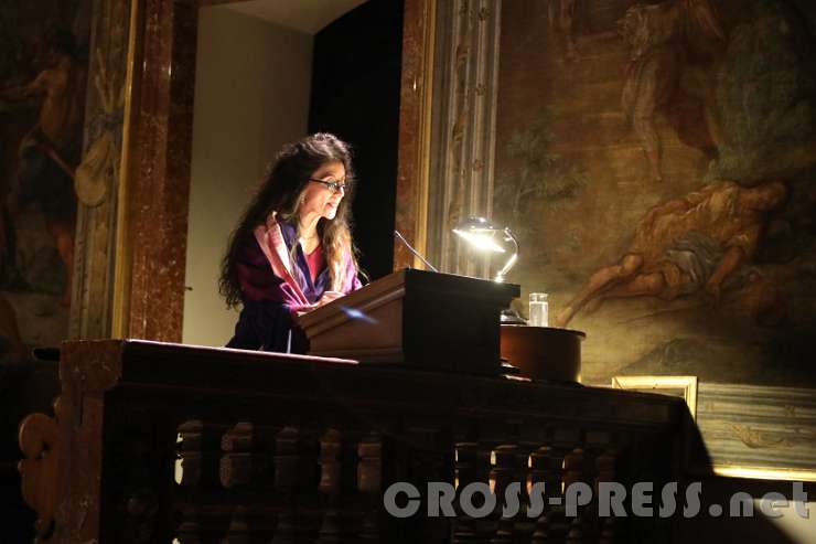 2017.04.29_20.32.45.jpg - Timna Brauer liest in der Stiftskirche Seitenstetten das fiktive Zeugnis eines der letzten Kämpfer des Warschauer Ghettos.   Am Bild im Hintergrund der schlafende Jakob unter der Himmelsleiter, der dann zu Israel, dem "Gottesstreiter" wird.
