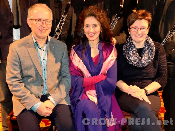 2017.04.29_21.38.43.jpg - Timna Brauer mit den Organisatoren des Abends Mag. Johannes Deinhofer und Mag. Lucia Deinhofer vom Bildungshaus St.Benedikt.