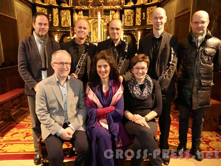 2017.04.29_21.38.49.jpg - Nach der tief erfgreifenden Lesung:  Timna Brauer mit den Organisatoren des Abends Mag. Johannes Deinhofer und Mag. Lucia Deinhofer (Bildungshaus St.Benedikt), Regisseur Dr. Reinhard C. Seifert ("alla breve"), Rupert Fankhauser, Hubert Salmhofer, Wolfgang Kornberger (alle "Bassetto a tre") und Mag. Michael Wagner (Bildungshaus St.Benedikt).