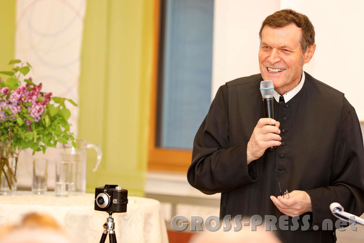 2017.05.04_20.26.28.jpg - Altabt Berthold Heigl beantwortet Lucia Deinhofers Fragen.