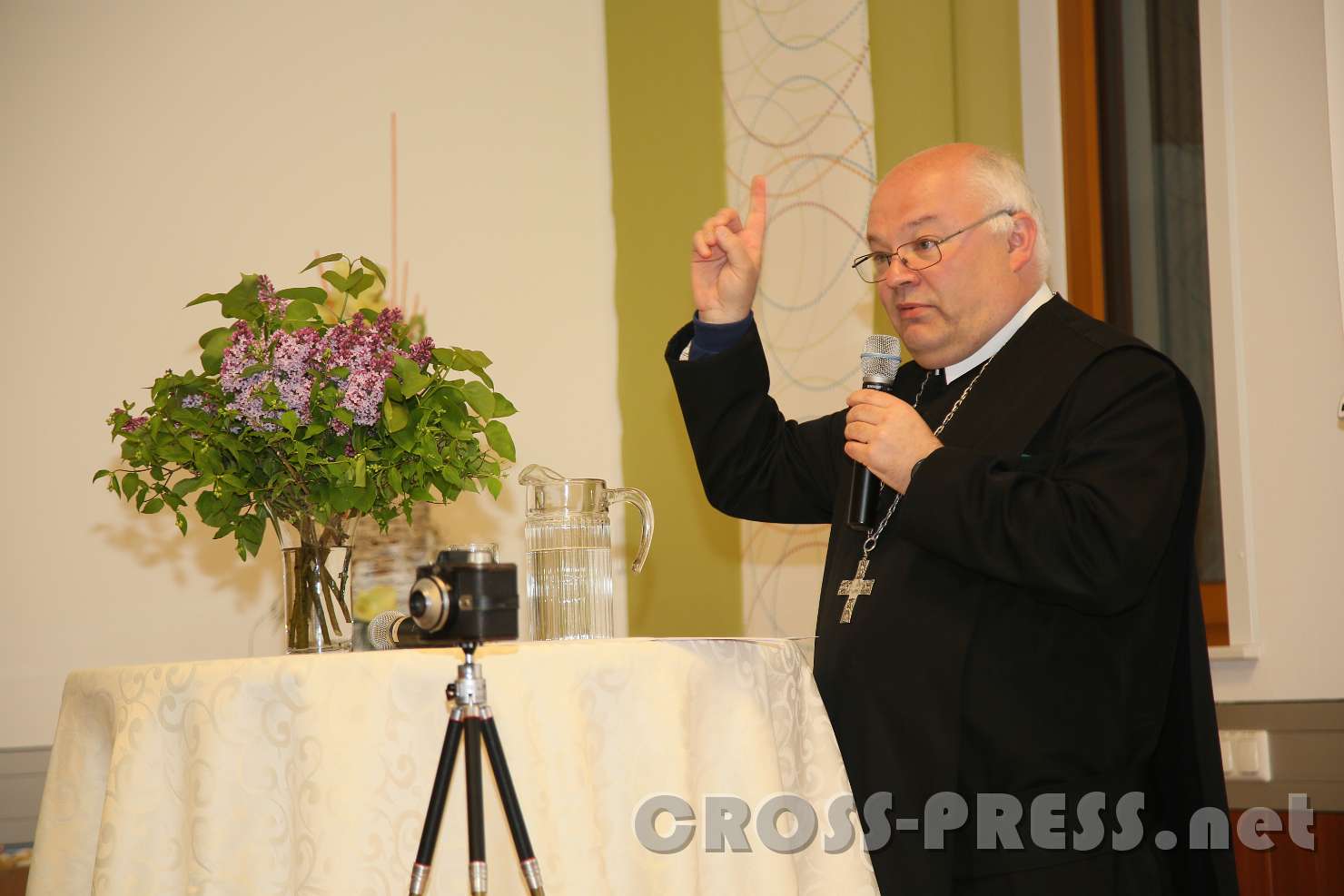 2017.05.04_20.53.30.jpg - Abt Petrus Pilsinger eröffnet die Ausstellung.