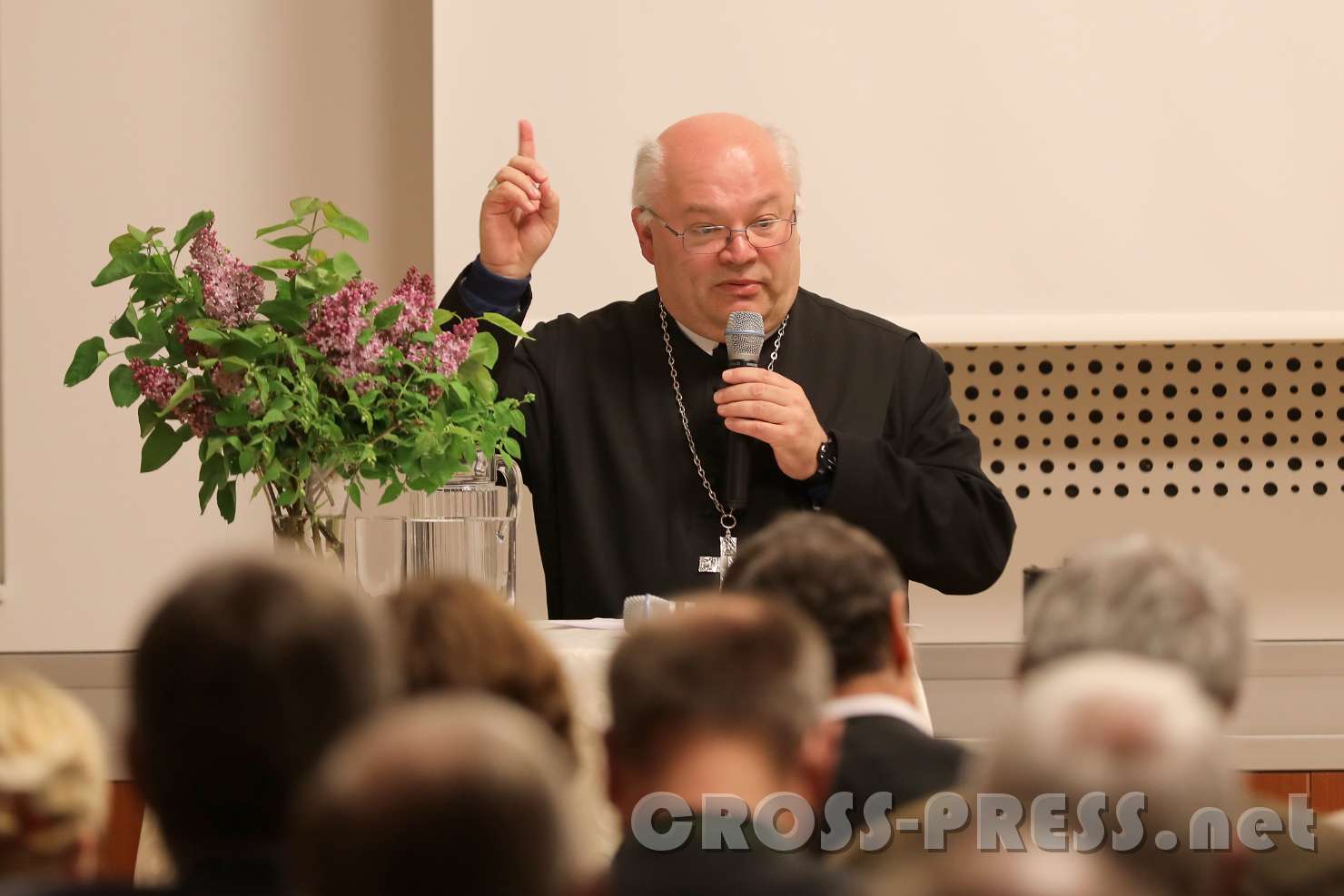 2017.05.04_20.53.51_01.jpg - Abt Petrus Pilsinger eröffnet die Ausstellung.