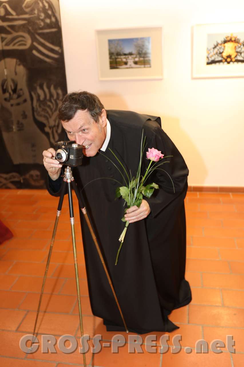 2017.05.04_21.14.20.jpg - Der Fotokünstler mit seiner ersten Kamera.