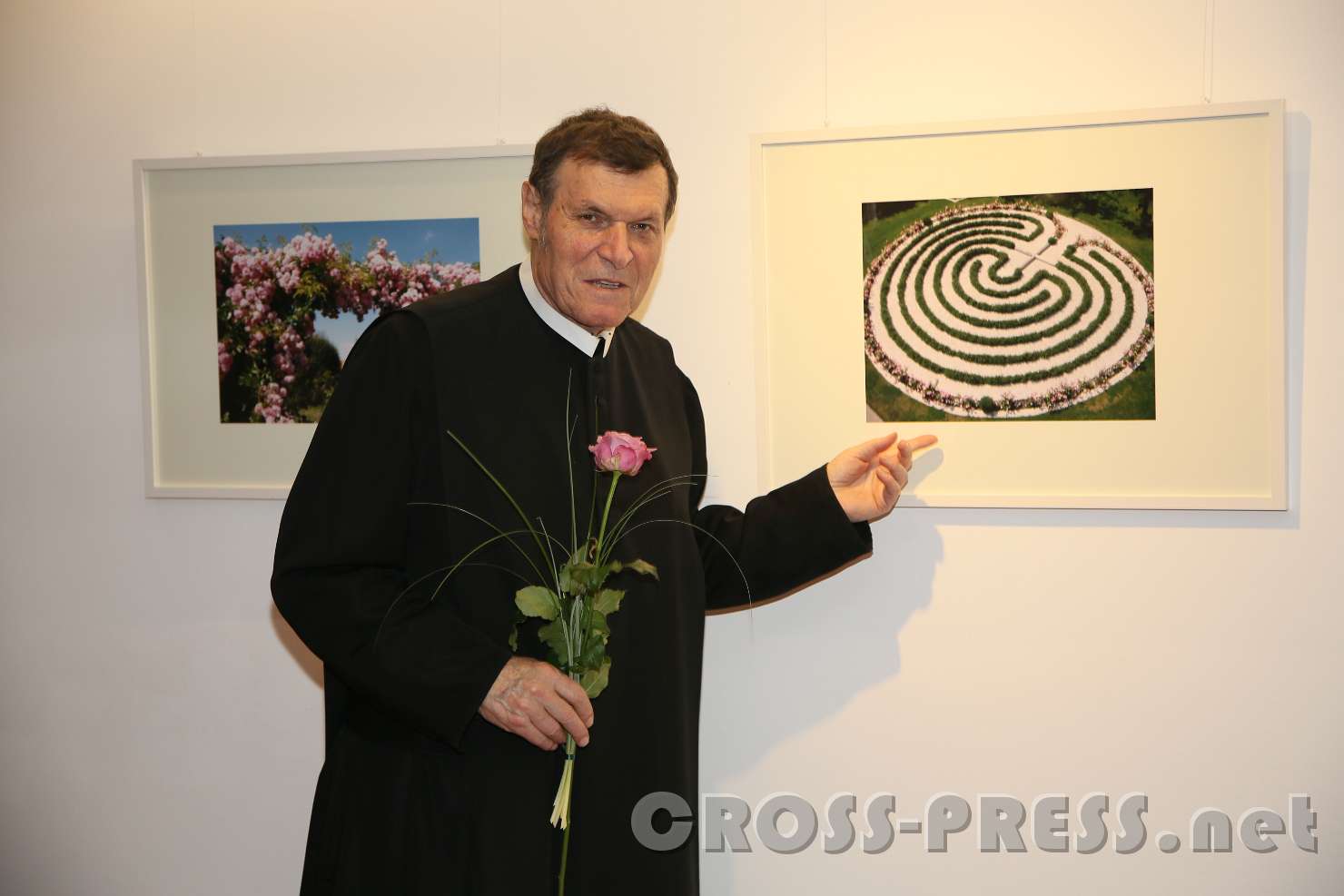 2017.05.04_21.19.23.jpg - Altabt Berthold mit zwei Bildern aus dem "Hofgarten - Zyklus". Seine Fotoausstellung heißt ja: "Laudato si ..." - Bilder aus Gottes Garten.