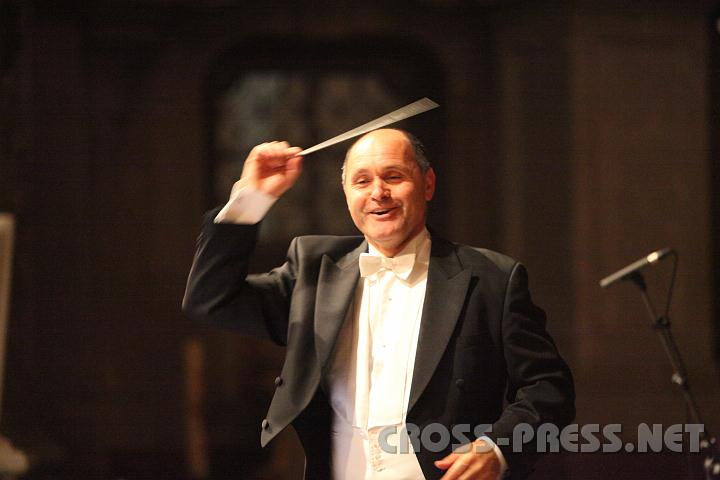 2010.10.09_20.06.56.jpg - Ehemalige LR und derzeitige LH Stv. steigt nicht nur in politischer Karierreleiter sondern auch in der Kenntnissen der Chor- und Orchesterleitung.