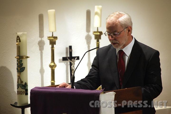 2009.12.12_20.23.53.jpg - "Gedanken zum Advent" las Gerhard Pfaffenbichler.