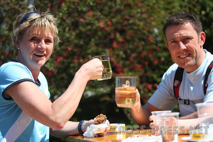 2010.04.25_11.21.20.jpg - Most geh�rt nat�rlich auch zu einer z�nftigen Mostviertler Wanderung: also Prost!