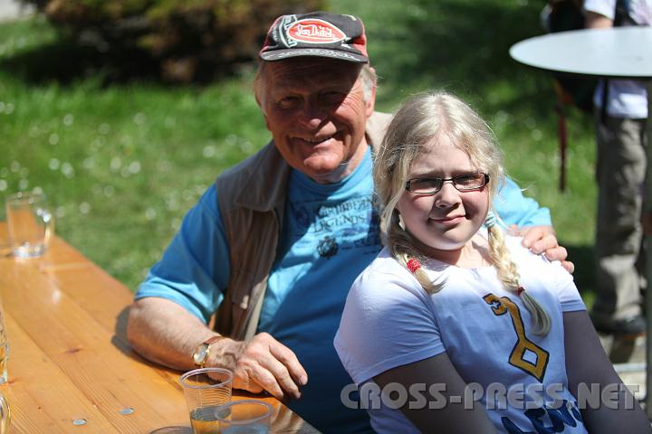 2010.04.25_11.27.08.jpg - Valentina genie�t die Rast mit ihrem Opa.