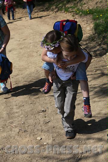 2010.04.25_12.01.37.jpg - Timi erbarmt sich ihrer m�den kleinen Schwester...