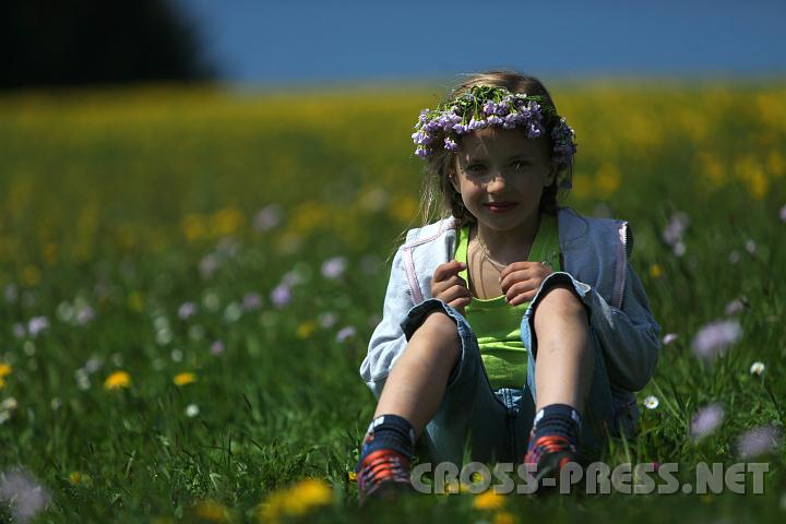 2010.04.25_12.46.27.jpg - Noemi ist noch ganz frisch, doch die Bl�ten vom Wiesenschaumkraut-Kr�nzchen lassen schon ihre K�pfchen h�ngen.