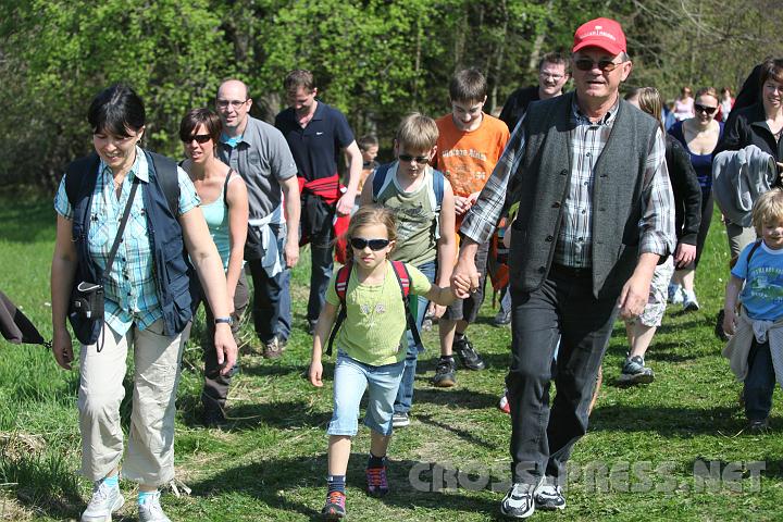 2010.04.25_10.37.09.jpg - Auch der St.Peterer Pfarrer Anton Schuh macht bei jeder Wanderung mit. An seiner Hand geht's spielend bergauf...  :)