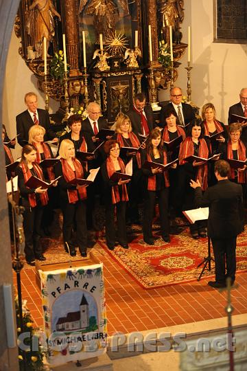 2012.10.06_20.06.07.jpg - Chorleiter Christkan Schmidbauer dirigiert den Pfarrchor.
