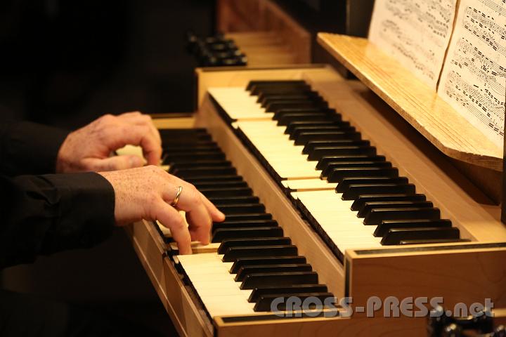 2012.10.06_20.39.51.jpg - Reinhold Meyer spielte an Orgel und Klavier.