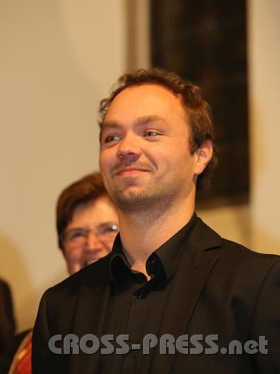 2012.10.06_20.58.02.jpg - Erfreuter Chorleiter Christian Schmidbauer nach dem Konzert.
