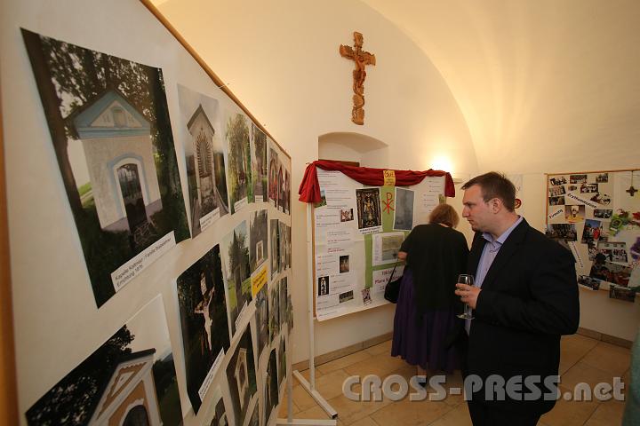2012.10.06_21.19.21.jpg - Ausstellung über die Geschichte der Pfarre im Pfarrhaus.