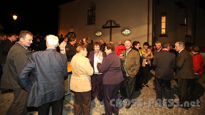 2012.10.06_21.27.56.jpg - Das große Jubilämusfest der Pfarre wurde nach dem Konzert vor der Kirche gefeiert.