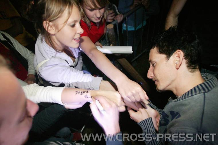 05.06.18_529 Shiver Autogrammstunde. Fans wollen Unterschrifte auf alles: Plakatte, Handies, H�nde, ...