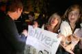 05.06.18_522 Shiver Autogrammstunde. Fans wollen Unterschrifte auf alles: Plakatte, Handies, H�nde, ...