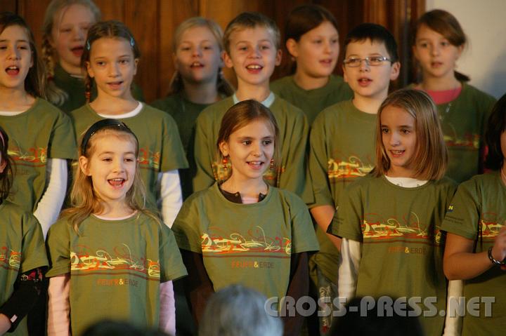 2007-12-09_11.11.14.JPG - Fr�hlicher Chor der Volksschule.