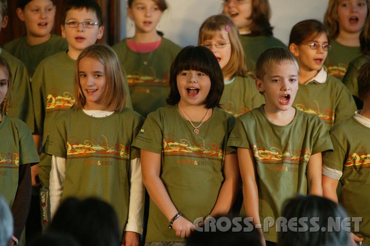 2007-12-09_11.11.20.JPG - Fr�hlicher Chor der Volksschule.