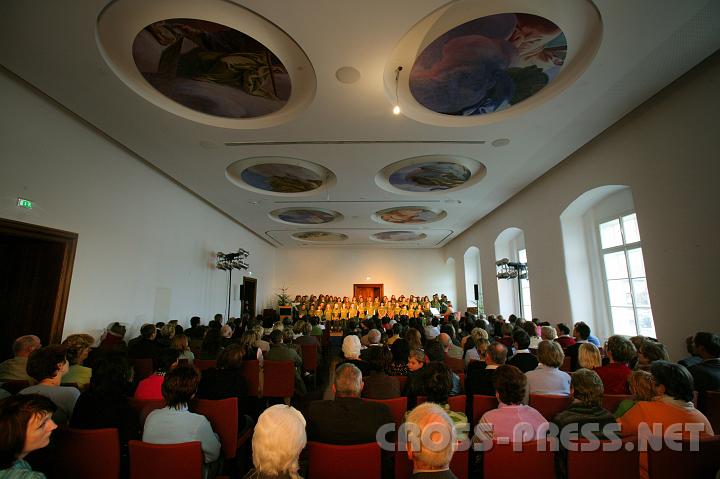 2007-12-09_11.17.55.JPG - Erstmals nach der Landesausstellung ist das Schloss wieder bev�lkert.   Advent-Matin�e im Hochzeitssaal.   Die Decken-Deko stammt aus dem "Auferstehungsraum" der LA.