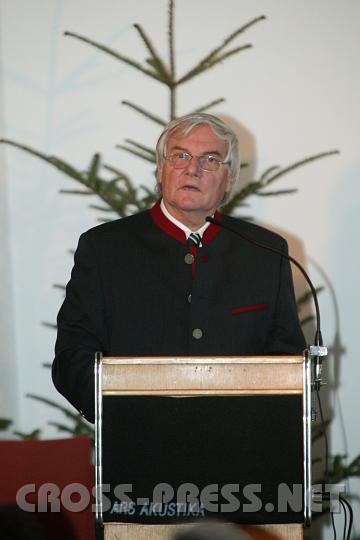 2007-12-09_11.41.45.JPG - VS Direktor Vizebgm. Gerhard Wieser las thematische Texte zum Schmunzeln von Trude Marzik und die 'Vanillekipferlgeschichte' von Herbert Pauli.   'So wie der Christbaum zu Weihnachten, so geh�rt in St.Peter auch diese Geschichte dazu', meinte Wieser.