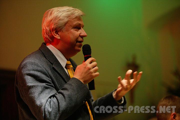 2007-12-16_17.12.30.JPG - B�rgermeister LAbg. Johann Heuras verglich in seiner Ansprache die adventliche Herbergsuche mit der Herbergsuche der Behinderten.