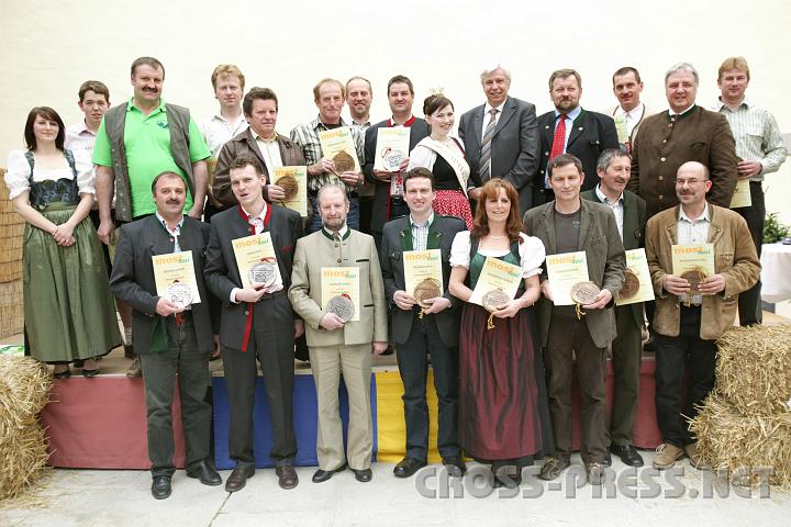 2008.04.20_13.52.36_01.JPG - Bgm. Mag. Johann Heuras mit Josef Aigner, Bezirksbauernratsobmann von St. Peter, und Ing. Gerhard Altrichter, Direktor der Landw. Fachschule Gie�h�bl (Bild Mitte), die Moderatoren Carmen Kronschachner und Franz Monschein von der LJ (links), "Mostprinzessin" Martina Wimmer (Bild Mitte) mit pr�mierten Mostproduzenten.