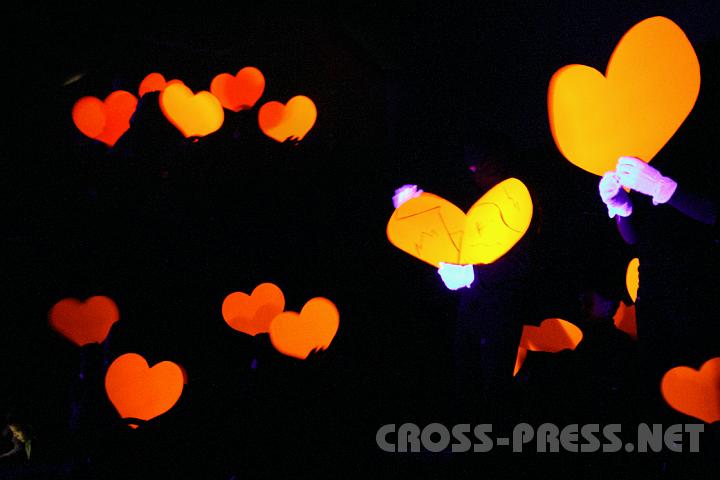 2008.10.31_22.12.59.JPG - Auf dem Planet "Liebe" wurde die Geschichte vom reinen Herzen erz�hlt.   Herzen schw�rmen zur Klaviermusik.