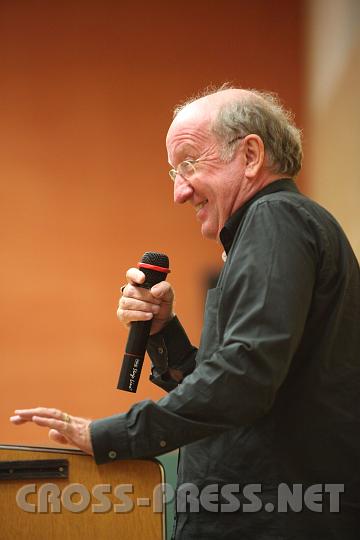 2009.10.21_19.58.18.jpg - Dr. Jan-Uwe Rogge bei seinem Vortrag "Grenzen setzen in der Pubert�t" im Turnsaal der VS und HS St.Peter/Au.